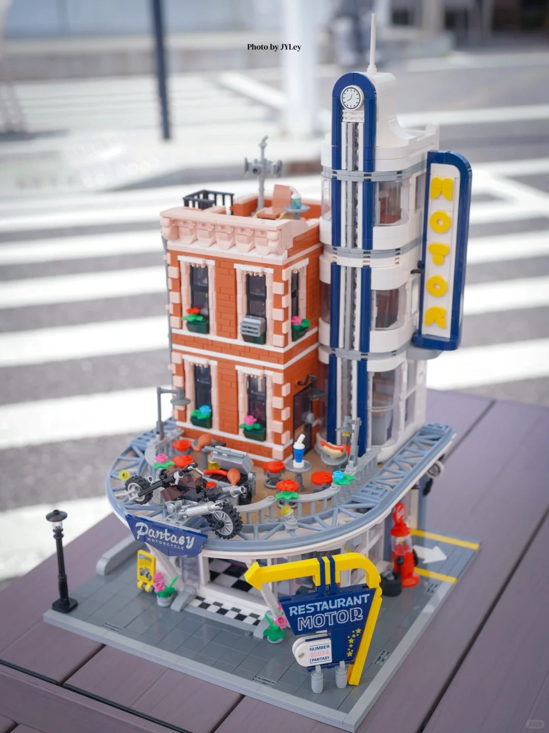 "Whoa~ Your diner is so biker-style!" ?️